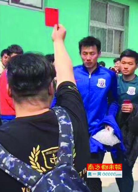 于是，有一部分人立刻后退了一步，但还是有将近一半的人选择站在原地一动不动。